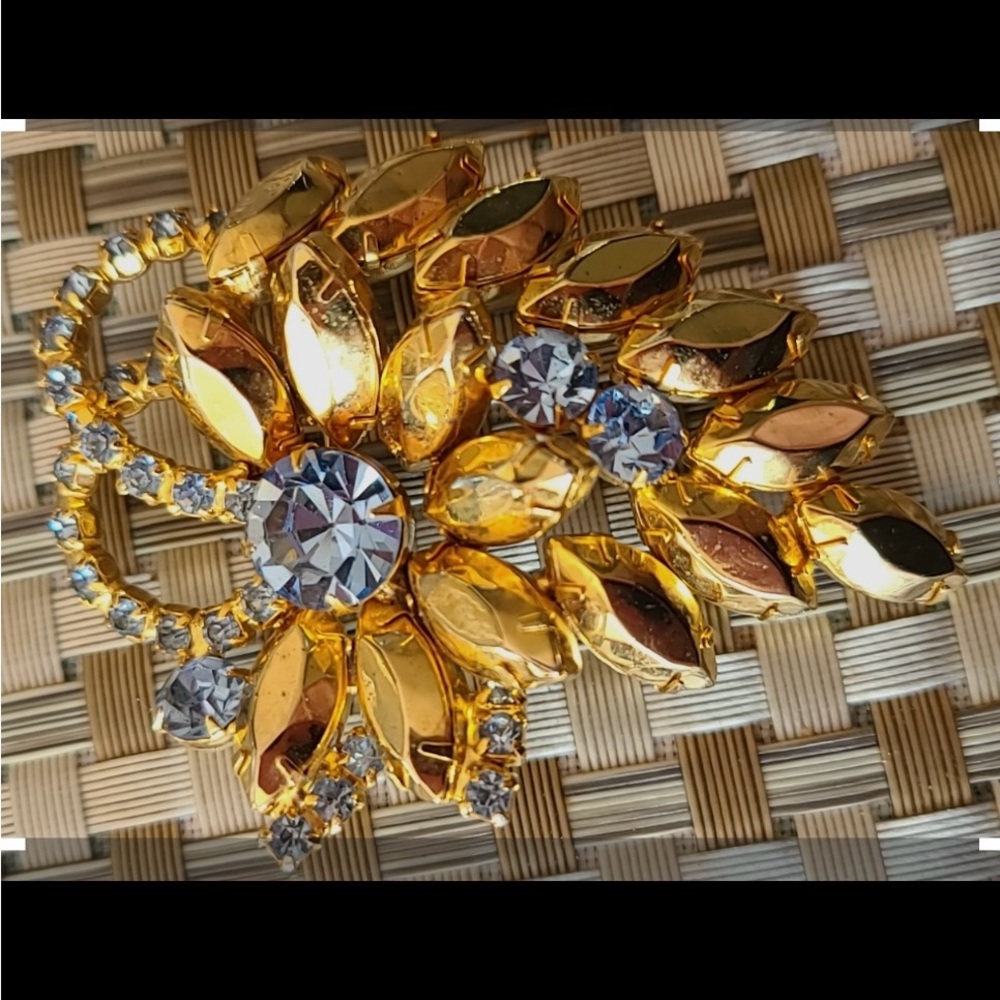 Beautiful Brooch Unique Style And Statement Piece. - image 3